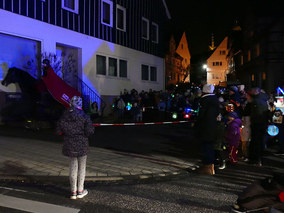 Sankt Martin Laternenumzug durch die Stadt (Foto: Karl-Franz Thiede)